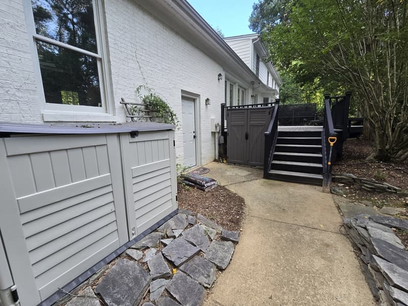Raleigh House: 5516 Den Heider Way