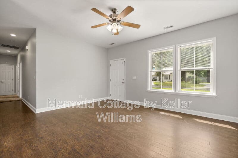 Beaufort House: 50 Spearmint Cir