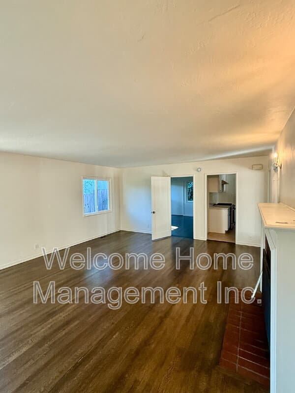Oakland House: 5810 Estates Drive