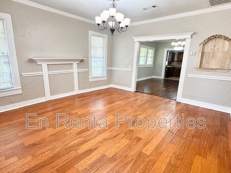 Fort Worth House: 1925 Saint Louis Ave.