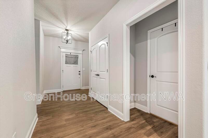 Bella Vista House: 28 Mills Dr