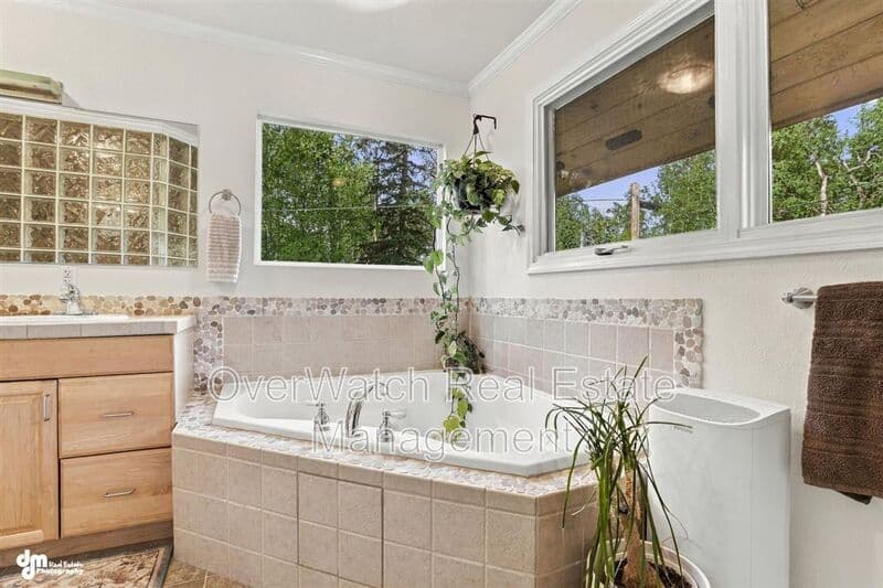 Eagle River House: 10610 High Bluff Dr