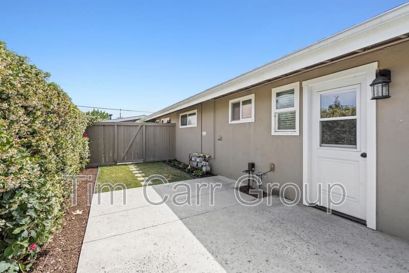 Costa Mesa Condo: 241 E 18th Street