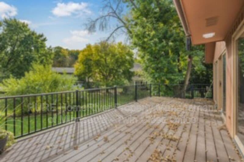 Edina House: 7420 Hyde Park Cir