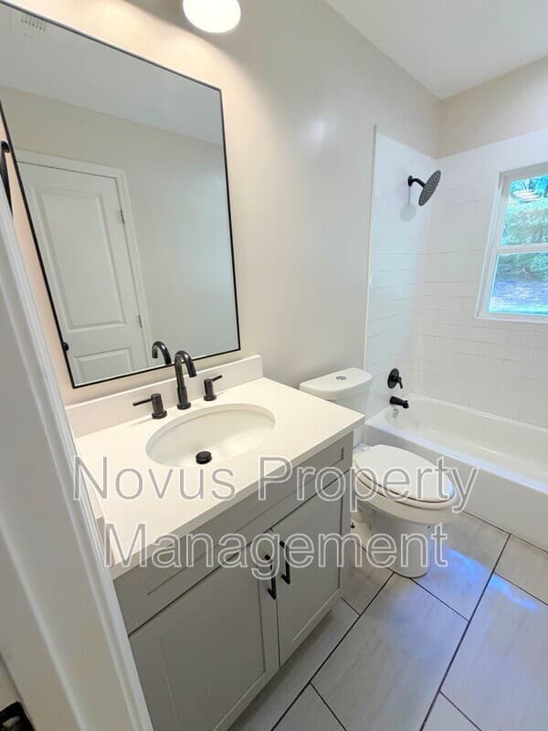 Carrollton House: 320 Adamson Avenue