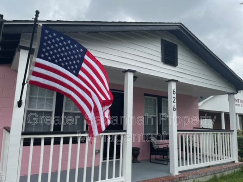 Savannah House: 626 East Waldburg Street