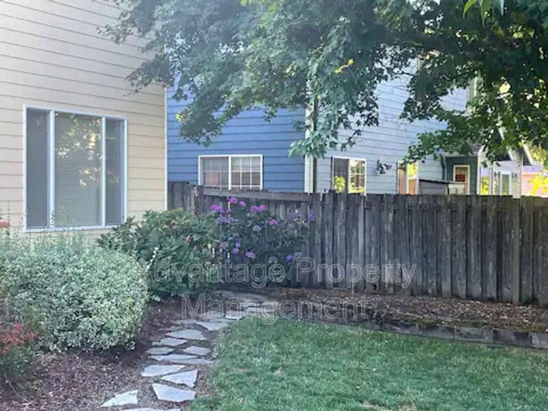 Corvallis House: 1622 SW Country Club Place