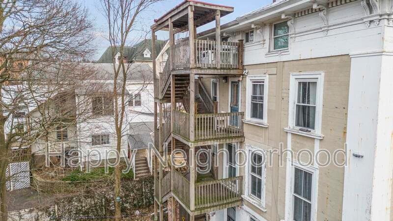 Meriden House: 216 East Main StreetUnit 4