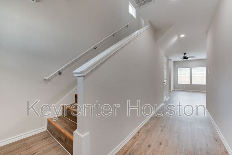 Houston House: 8203 Woodlyn Rd