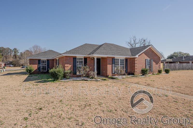 Montgomery House: 924 Eastern Oaks Dr