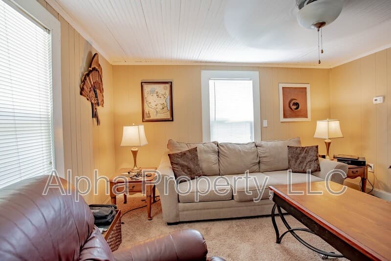 Travelers Rest House: 109 Tubbs Mountain Rd
