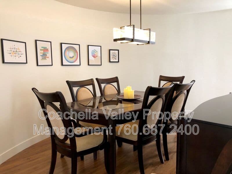 Palm Springs House: 999 Village Square South