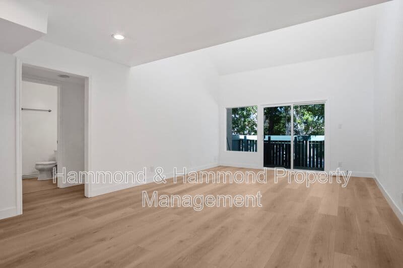 Tarzana Condo: 5700 Etiwanda Ave.