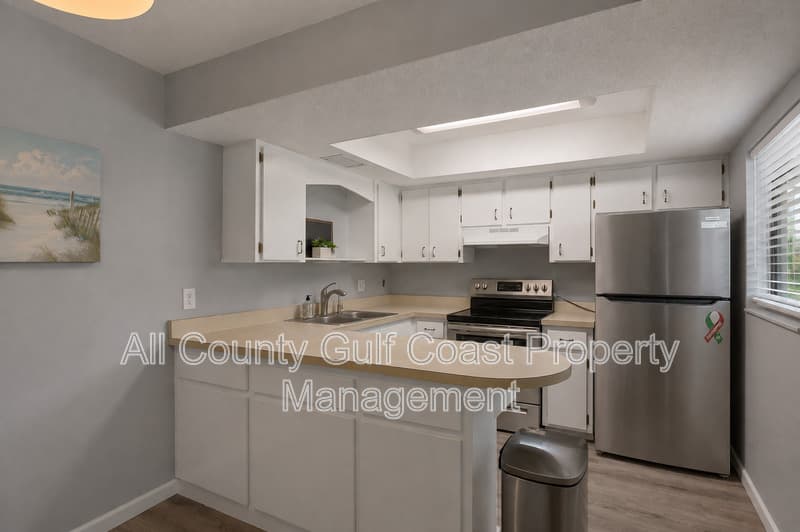 Venice House: 400 Base Ave E