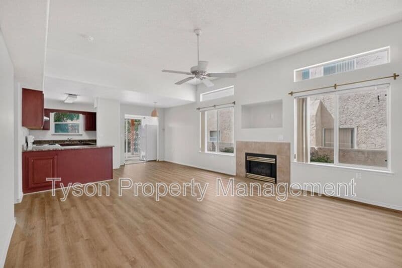 Albuquerque House: 10008 Del Chaparral Ct NE