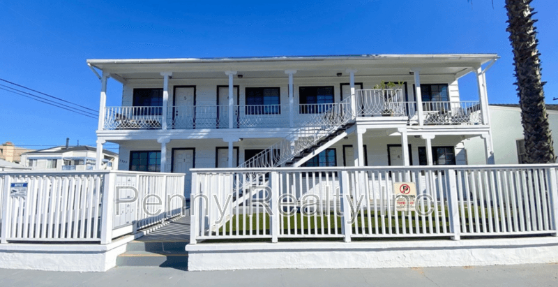 San Diego House: 3989 Haines St