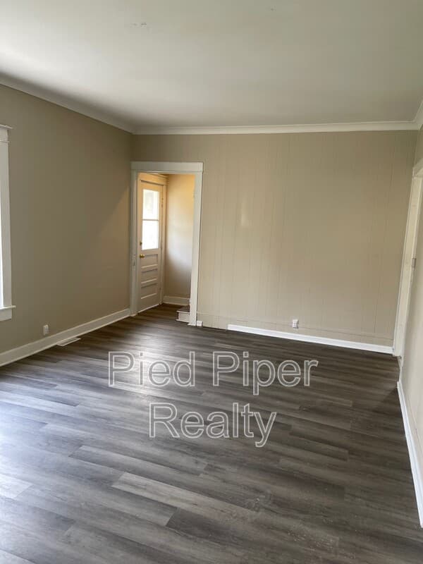 Freeport House: 1254 S Chicago Ave