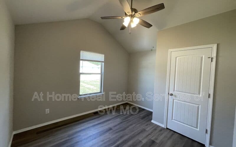 Strafford House: 412 E Rosalie