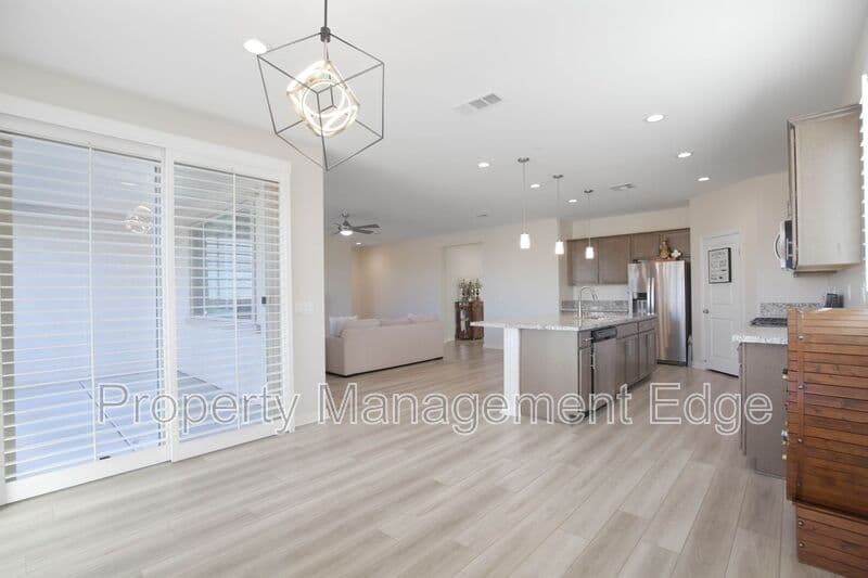 Menifee House: 29337 Chestnut St