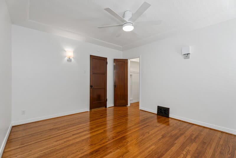 Long Beach House: 76 Roycroft Avenue