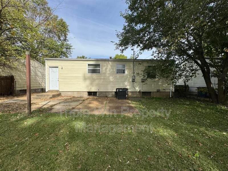 Saint Louis House: 1372 Farmview Ave