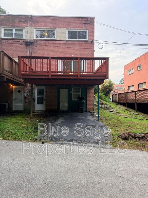 Folcroft Townhome: 2118 Valleyview Dr