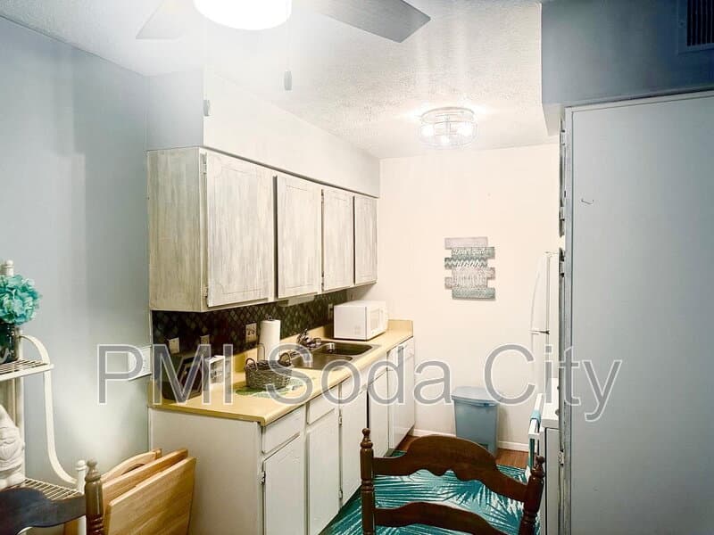 Columbia Condo: 810 Old Manor Road