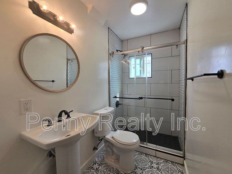 San Diego House: 3989 Haines St