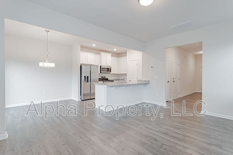 Duncan House: 25 Apricot Ln