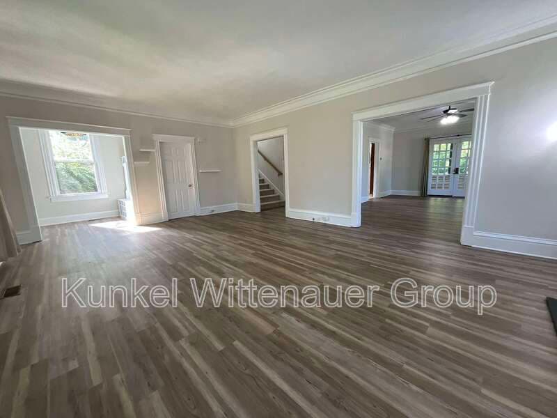Belleville House: 7 Signal Hill Blvd