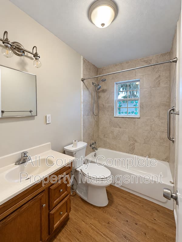 Baldwin House: 215 Drew St W
