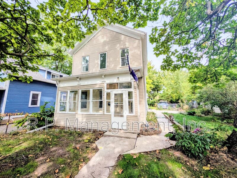 Saint Paul Condo: 421 Banfil St