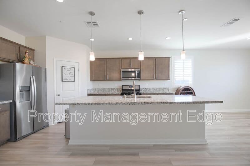 Menifee House: 29337 Chestnut St