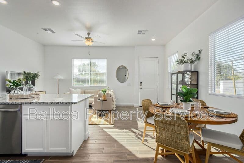 Mesa Townhome: 3230 E Thomas Rd