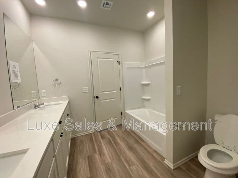 Okahoma City House: 8000 NW 110th Dr