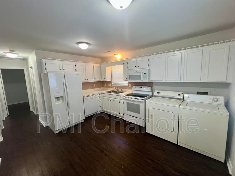 Charlotte House: 6204 Easter Ln
