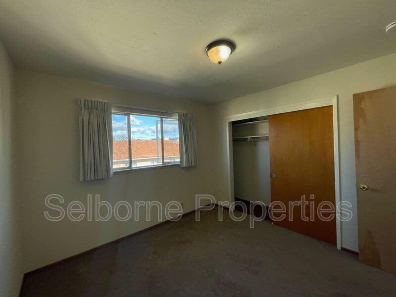 Oakland House: 2500 Ivy Dr.