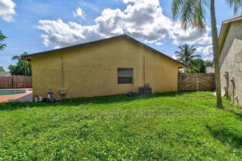 Greenacres House: 6126 Wauconda Way E