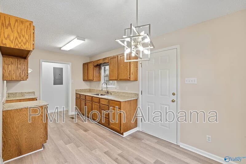 Huntsville House: 3103 Sonya Drive Northwest
