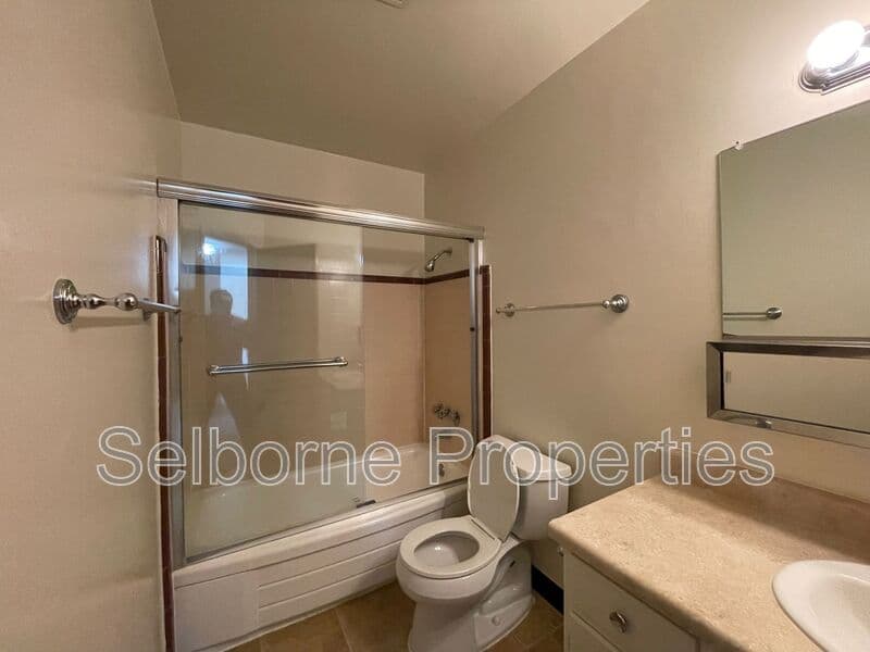 Oakland House: 2500 Ivy Dr.