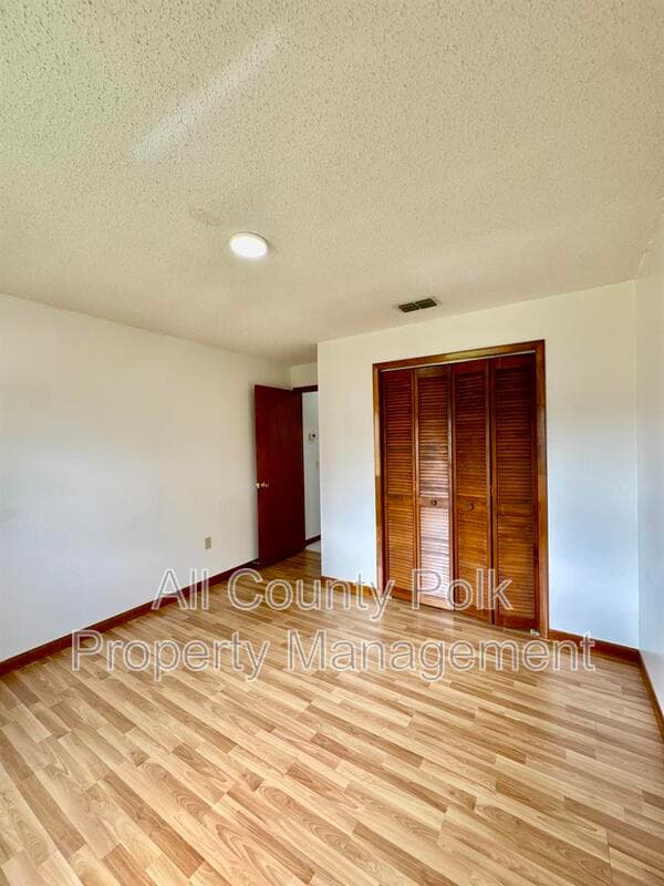 Lakeland House: 3919 Lehman Ct