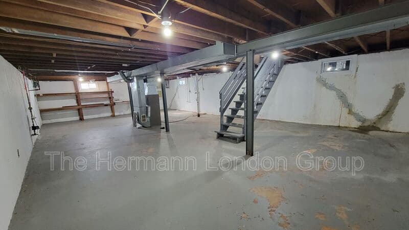 St Louis House: 227 Meadowcrest Dr