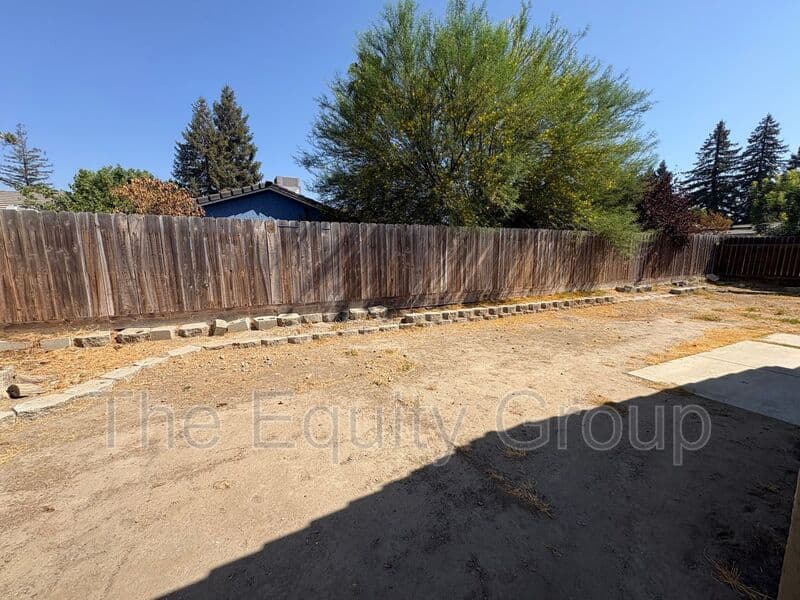 Visalia House: 2324 West Delta Ave