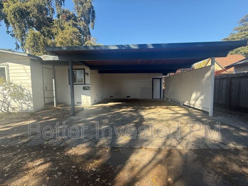 Santa Rosa House: 925 Beaver Ln