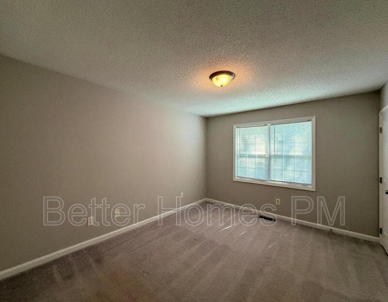 Knightdale House: 5716 Woof Place