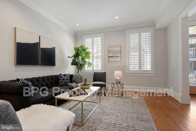 Washington House: 431 Manor PL NW
