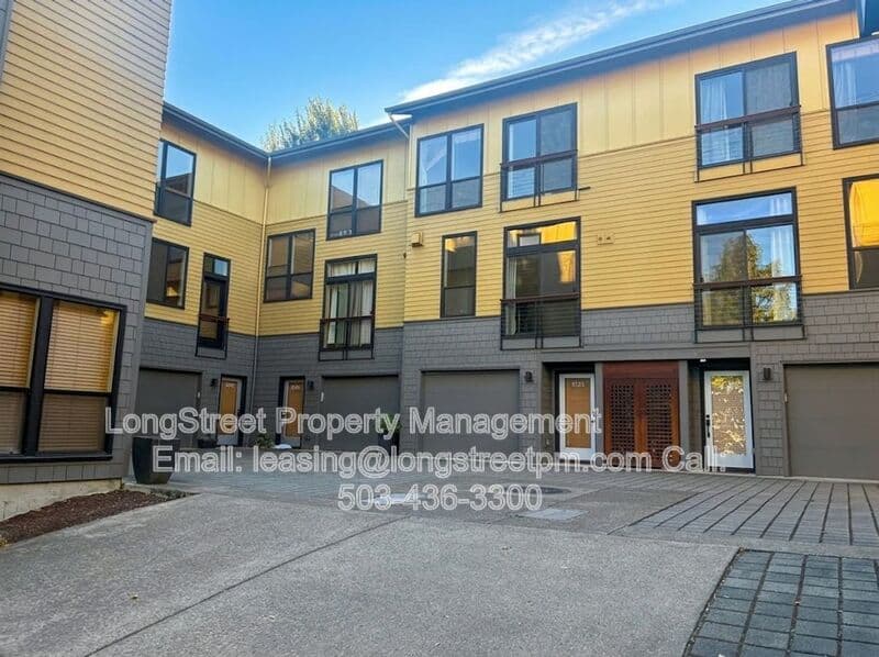 Portland Townhome: 5123 S Corbett Ave