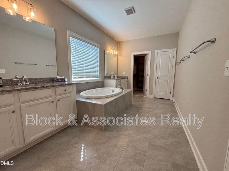 Wake Forest House: 2020 Edens Ridge