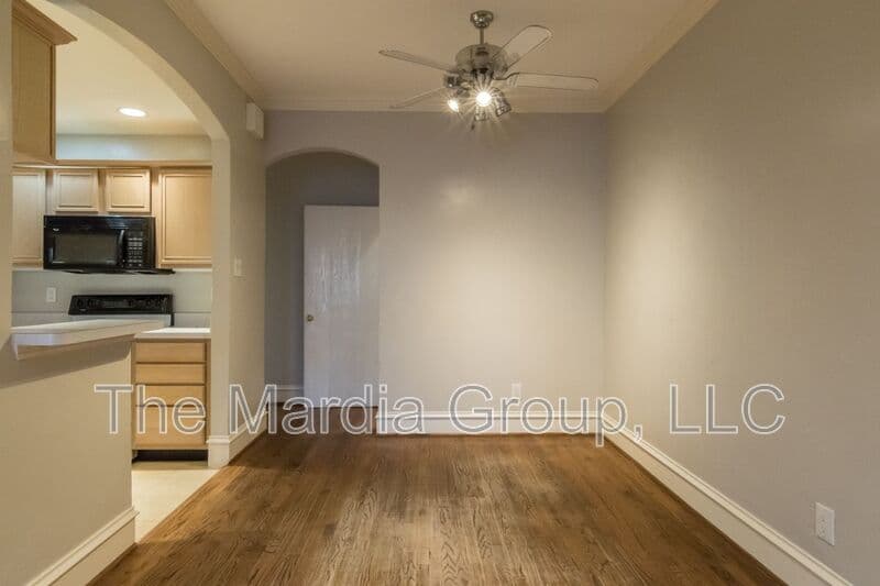 Garland House: 3904 Brandon Park Dr