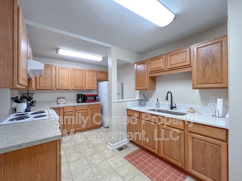 Summerville House: 806-B N Magnolia St